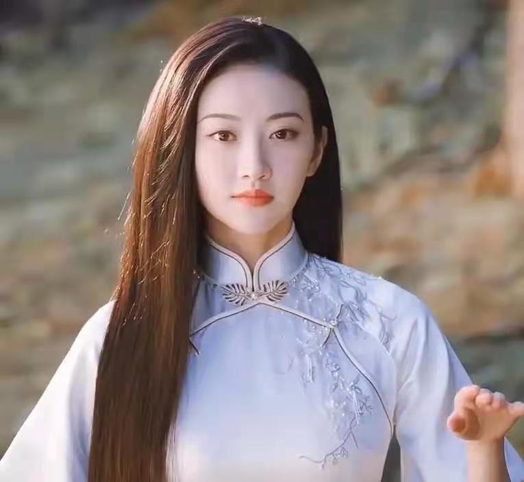 景甜的旗袍造型太惊艳了,甜美减龄,时髦精致,美得优雅