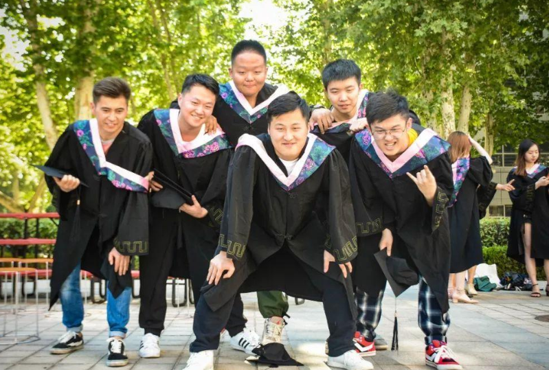 专科生穿学士服拍照,被本科生无情嘲讽,究竟是没资格还是偏见