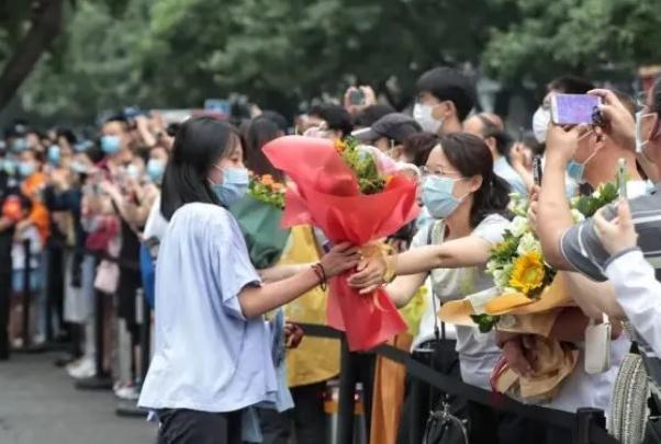 为啥女学霸查分只得0分，985高校却发来录取通知书，原因引热议（最新发布）