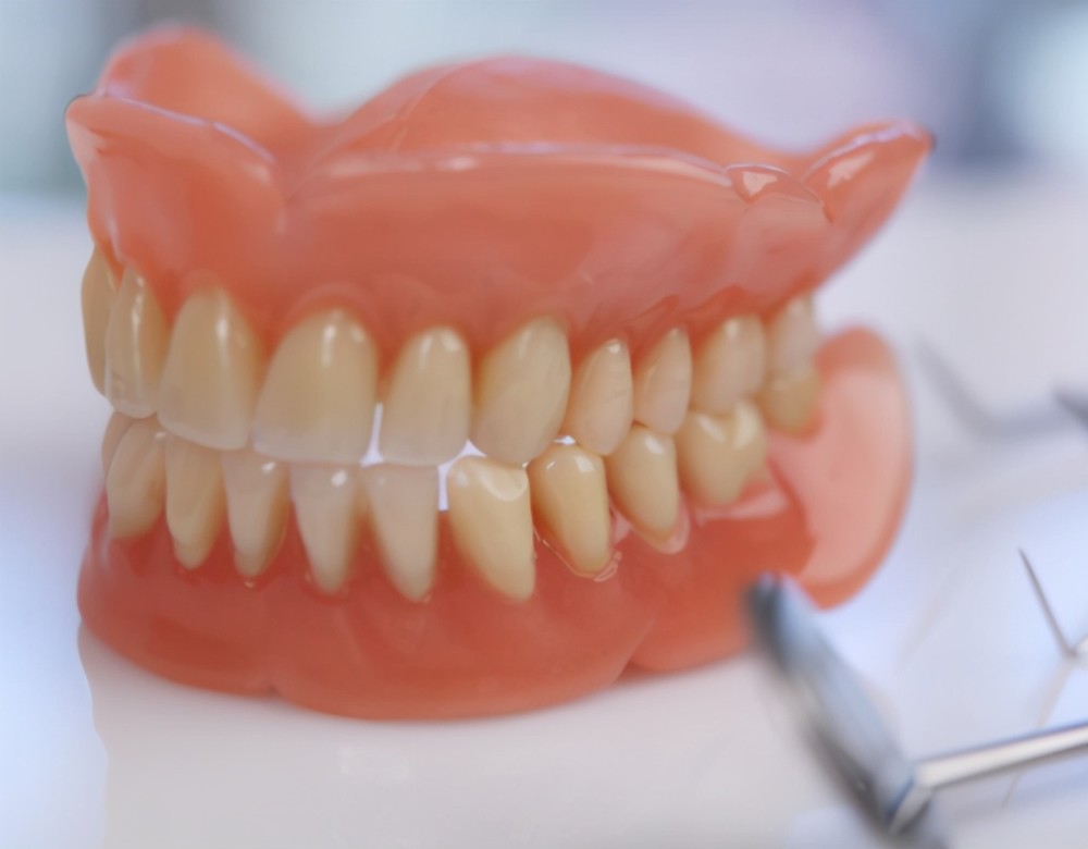戴活动假牙的老年人要注意,护理不当会把牙齿"毁了"!