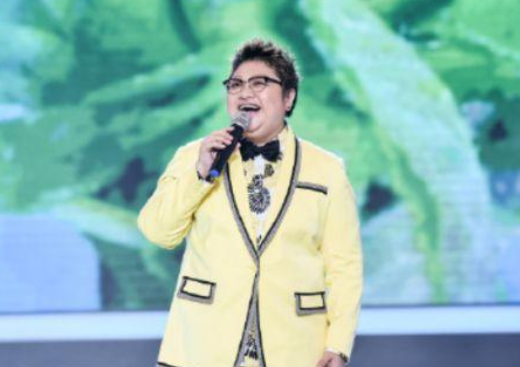 49岁韩红暴瘦后大变样,双腿细到塞不满裤管,这颜值确定没认错?