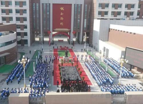兰州二中雁滩分校拥有着一支师德高尚,教学严谨,锐意进取,勇于创新的