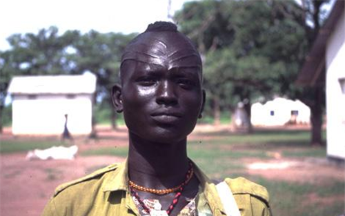 非洲"巨人族"部落,男子平均身高近2米,娶妻有一项特殊