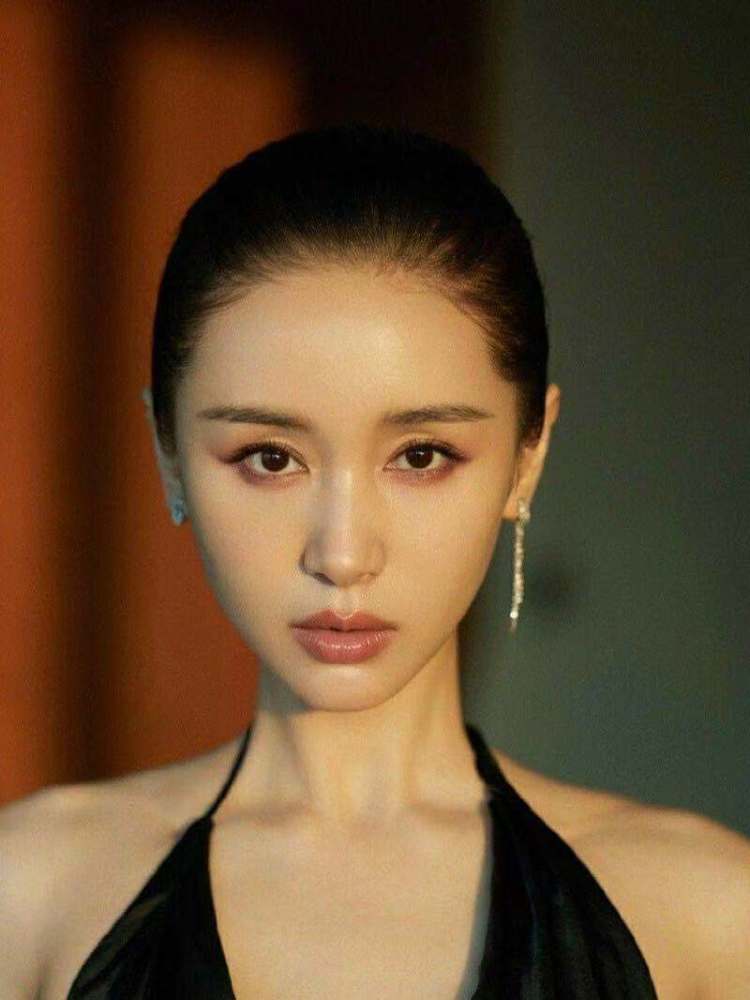 很多人翻出了王子文早期的照片,发现和现在很不一样了,现在的王子文