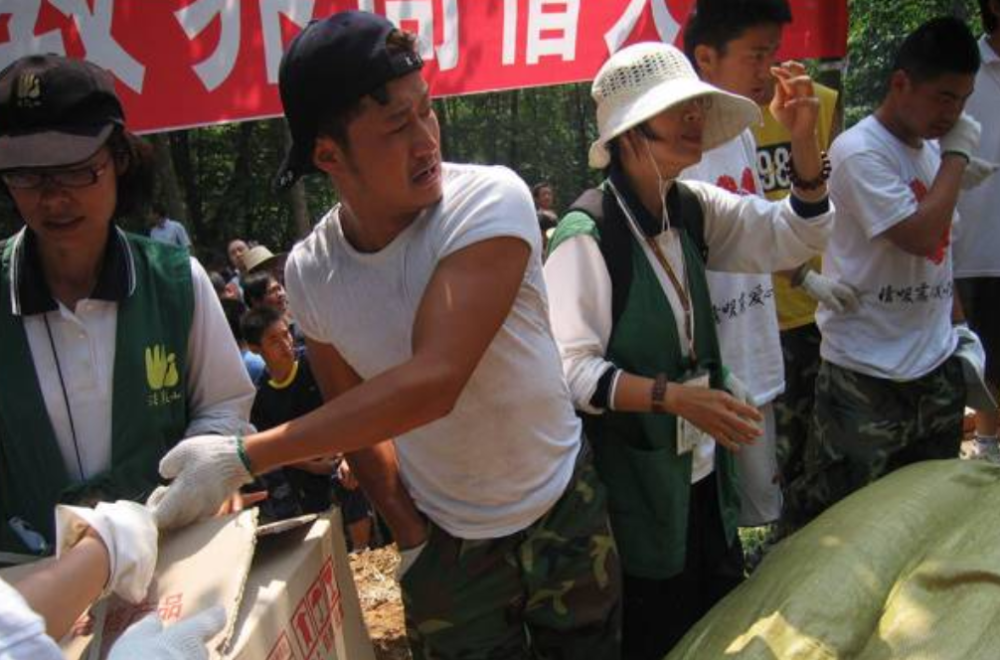 缅怀汶川地震十三周年吴京当年抗震救灾现场支援现场泪目感动