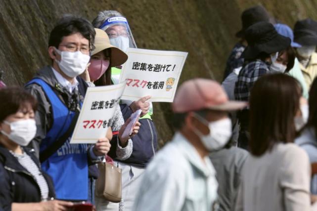 印媒还挺关注日本疫情新冠死亡数字发警报民众对政府抗疫越来越愤怒