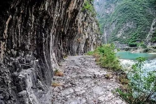 镇坪除了有飞渡峡,还有腊味小镇,鸡心岭,古盐道……看完绝对点赞!