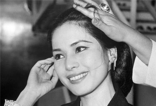 她15岁在日本做艺妓19岁凭美貌当上总统夫人76岁时仍舞台走秀