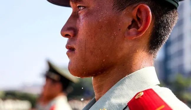 军人的汗水丨汗透戎装无干处唯有兵心伴夜行