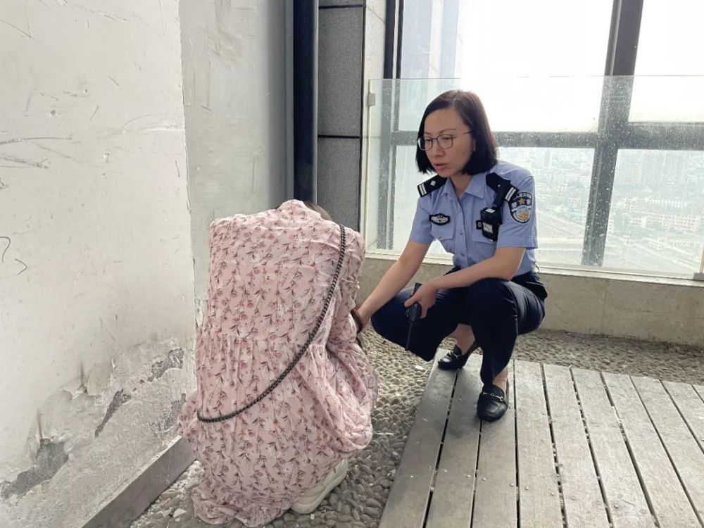 "女所长温柔劝导