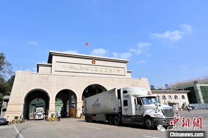 图为越南货车往返于中国广西友谊关口岸.