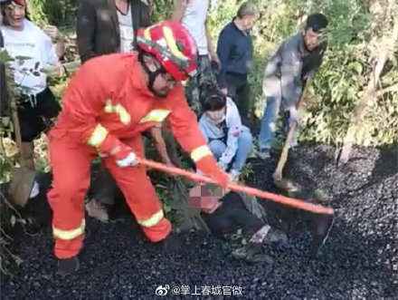 危险!昆明一男子被滚烫的沥青埋压