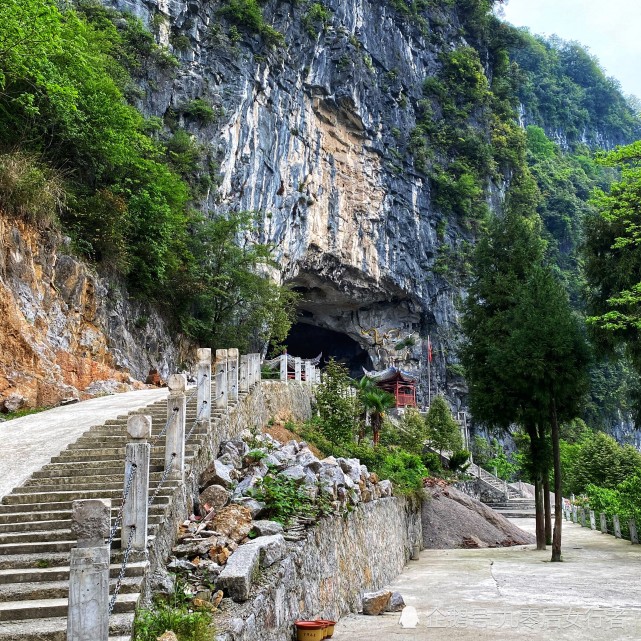 四川道教圣地乾元山金光洞,相传为太乙真人的洞府,哪吒成长的地方