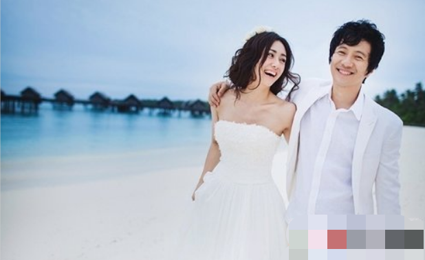 刘芸与郑钧街头吵架神情冷漠只顾玩手机老公眉头紧皱直叹气