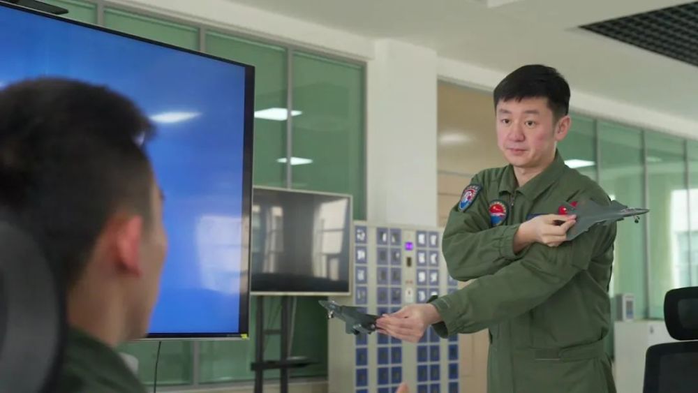 穿越时空空军飞行员陈浏致敬战斗英雄刘玉堤