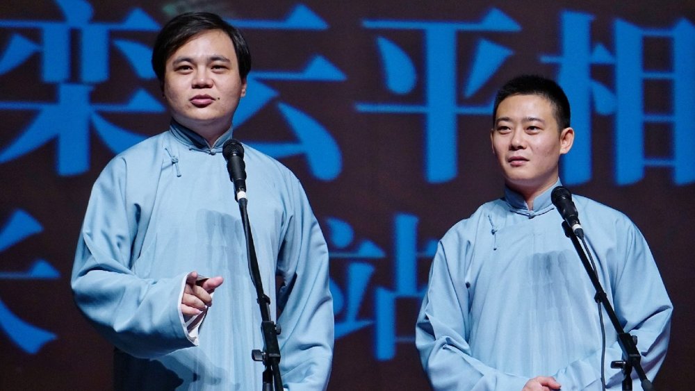 德云社高峰老师过生日在机场吃泡面庆祝为了艺术而努力的人