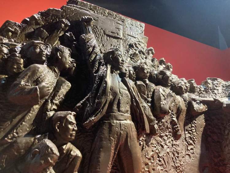 由雕塑家蒋铁骊创作的《沪上工人运动》雕塑群像,把群众性反帝爱国