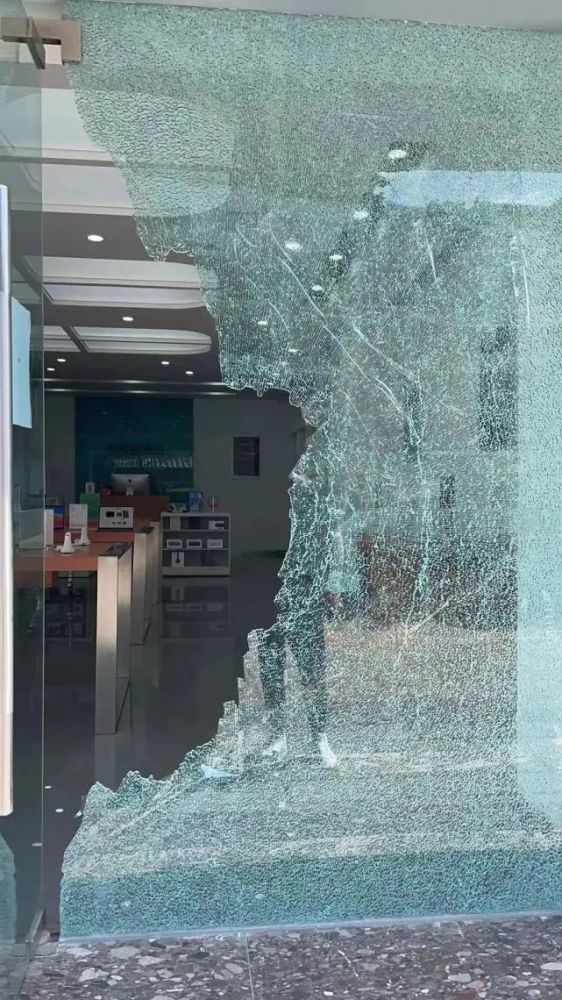 云南:玻璃门被30斤重的石头砸破!男子仅用17秒就偷走了5部苹果手机!