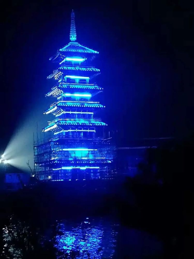 东来阁夜景图 实在漂亮 东来阁塔位于栟茶古镇 岔栟河与栟茶运河交界