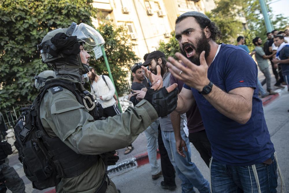 阿拉伯人,警察和犹太人发生冲突,以色列防暴警察试图阻止一名犹太右翼