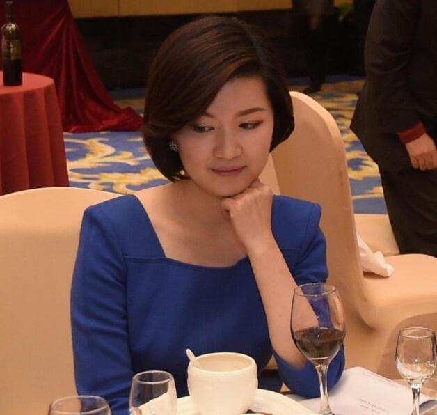 44岁陈蓉近况曝光嫁海归老公生下龙凤胎如今参加富豪寿宴被处罚