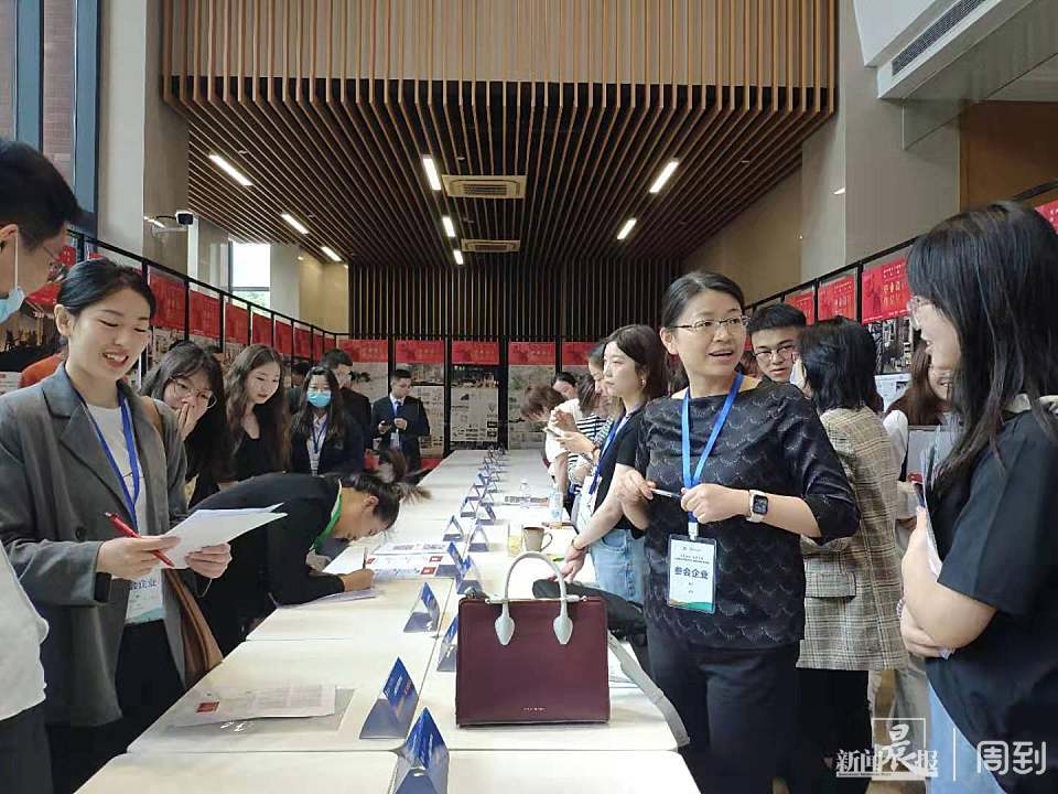 上海杉达学院开了一场实习就业推介会,学生现场自我推销