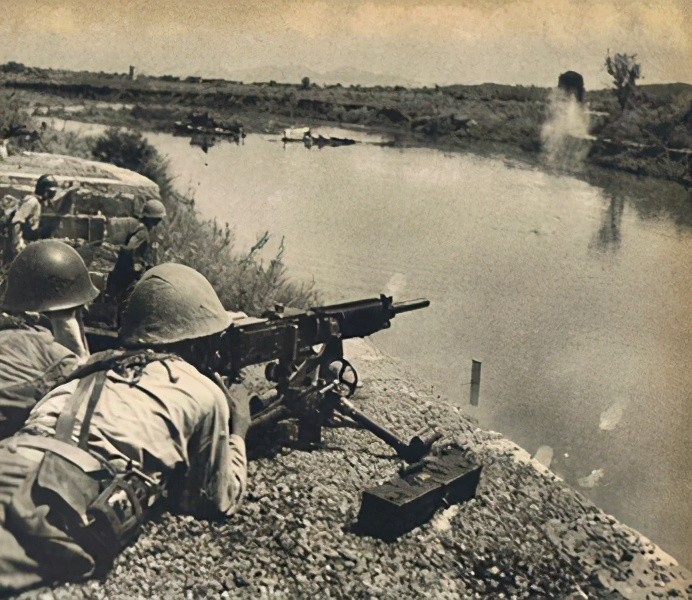 日军使用92式重机枪射击