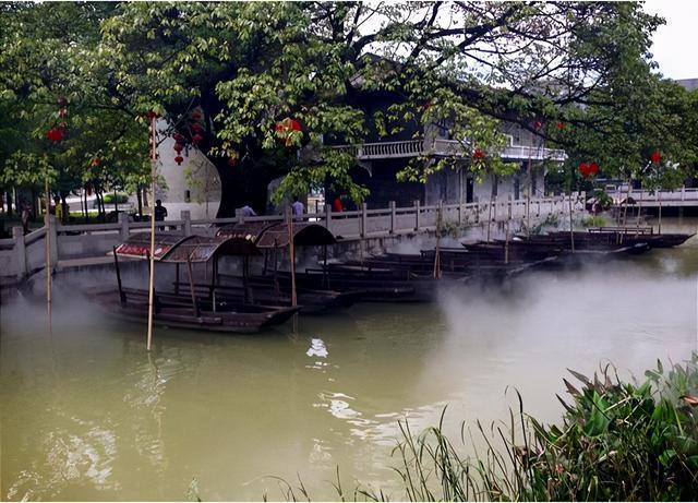 东涌水乡地址:广州市番禺区东涌镇东涌水乡风情街东涌水乡是以"岭南