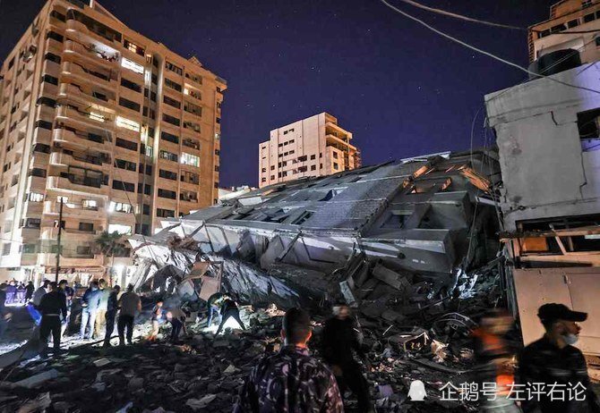 以色列空袭加沙后,人们聚集在一座倒塌的建筑旁