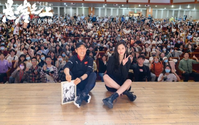 悬崖之上女特务原来这么漂亮,与张艺谋一起亮相,黑发