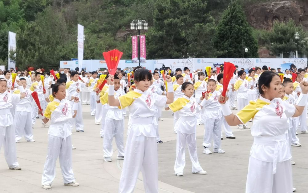 平谷刘家店镇中心小学学生进行太极扇表演.新京报记者 曹晶瑞 摄