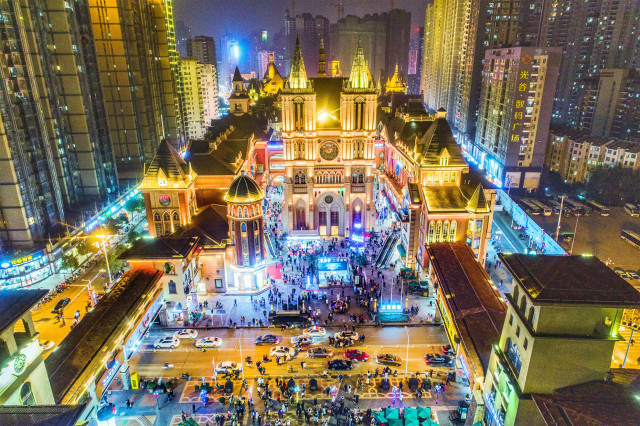 武汉美食街之世界城光谷步行街,来武汉必去的游玩地方