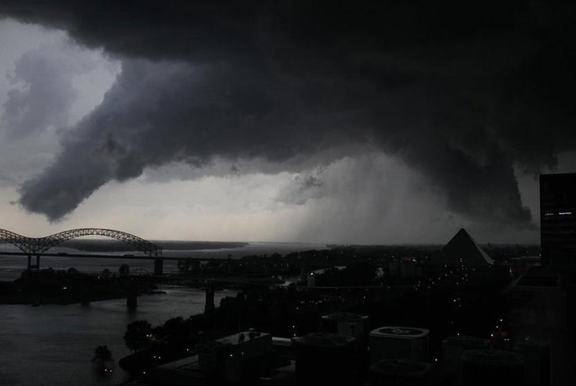 不知道哪路神仙又要在武汉渡劫!雷暴大风大雨,太可怕了.