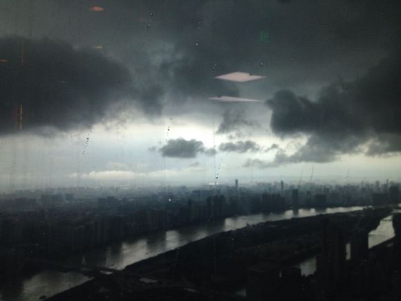 不知道哪路神仙又要在武汉渡劫!雷暴大风大雨,太可怕了.