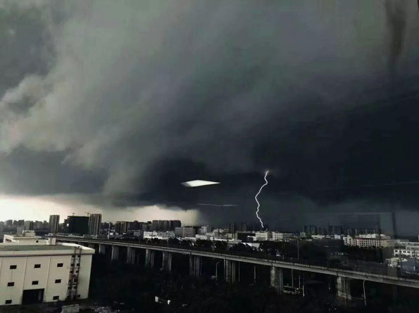 不知道哪路神仙又要在武汉渡劫!雷暴大风大雨,太可怕了.