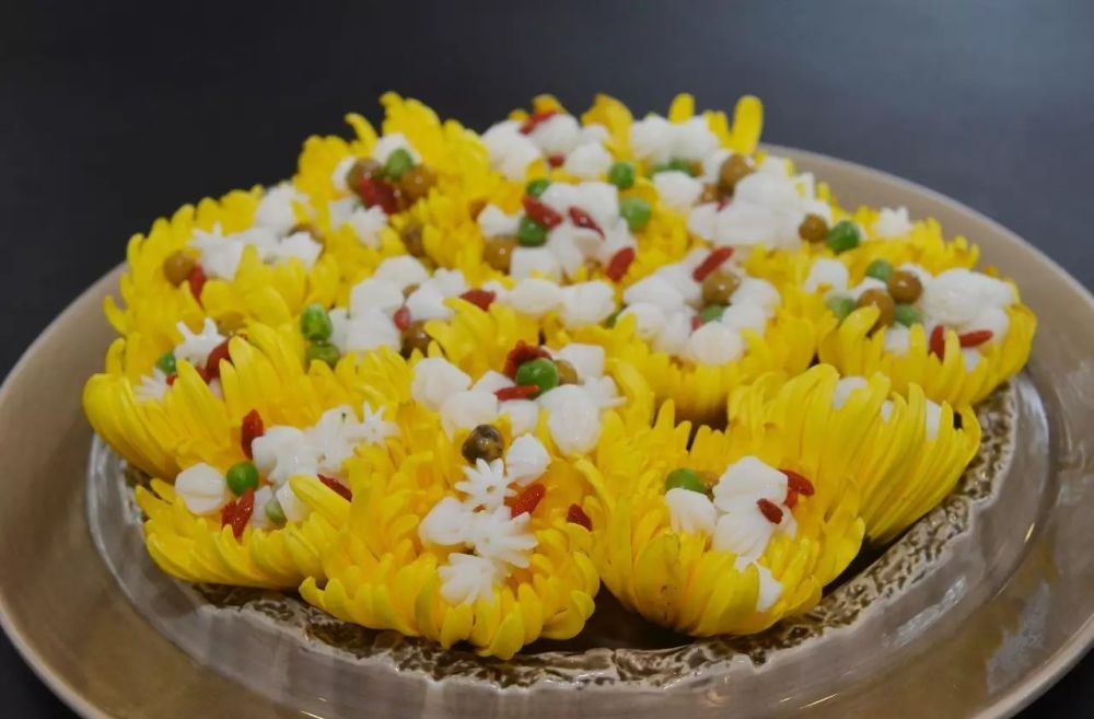 菊花糕:把菊花拌在米浆里,蒸制成糕,或用绿豆粉与菊花制糕,具有清凉