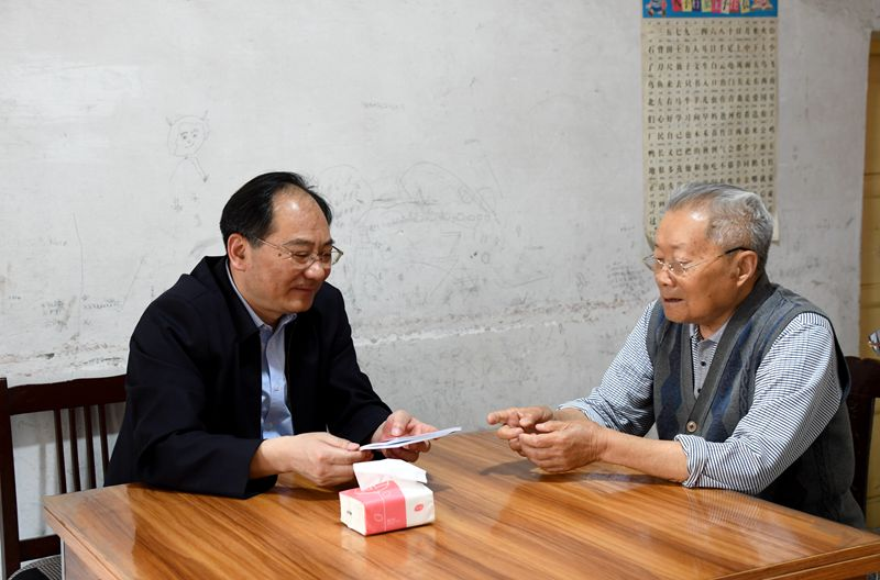 走访看望中,陆应平先后前往朱仕华,朱治平,方济仁等老干部家中,与他们