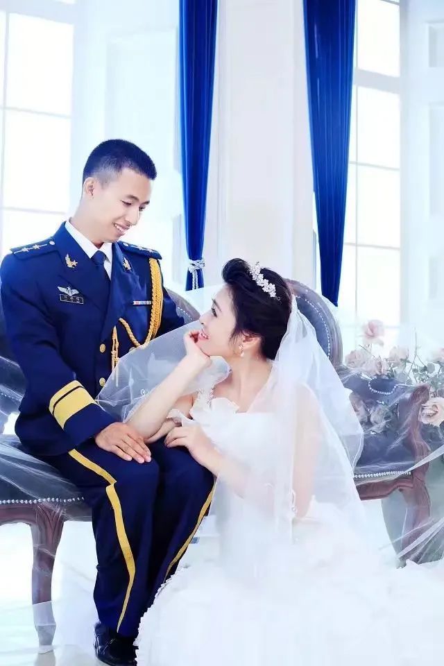 作者与妻子的婚纱照 欢迎关注 "南部空军"视频号