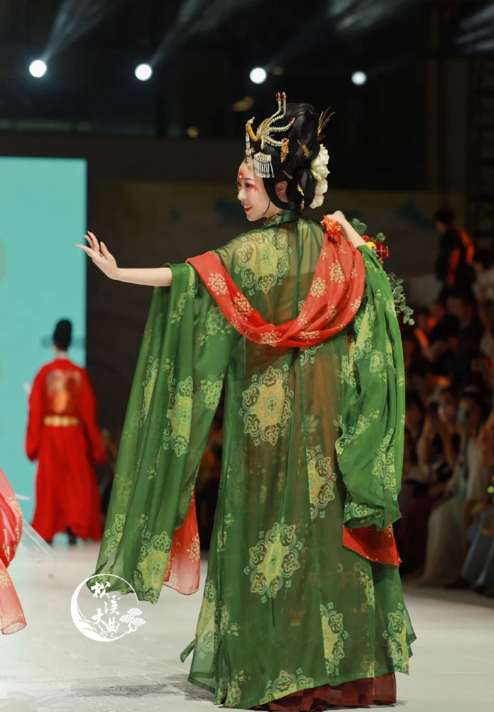 2020成都华裳九州汉服秀展当时在媒体曾引起热议 创造营2021刘宇的
