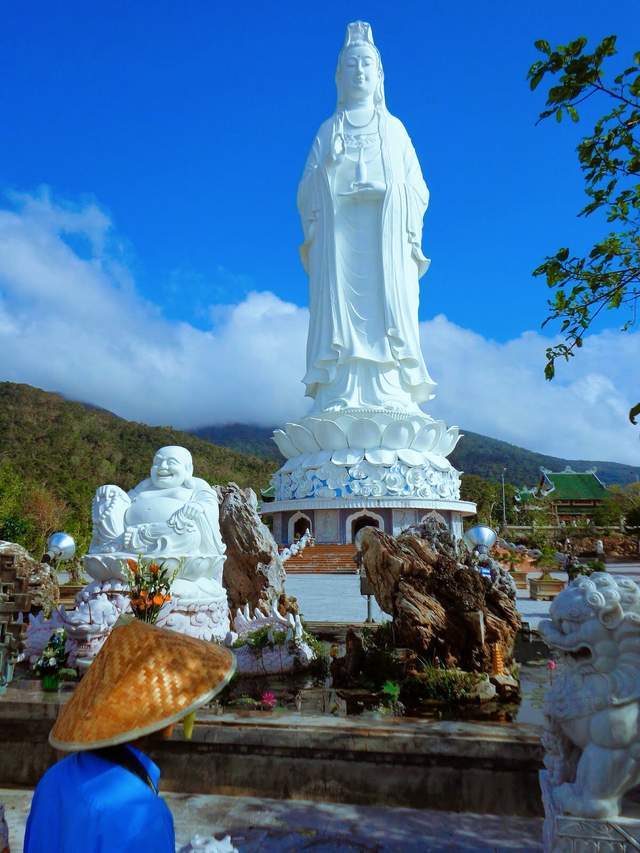 越南灵应寺精致细腻,观音像巧夺天工,游客众多香火旺盛