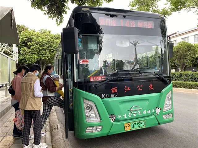 这两天丽江城区近300个公交站台有了变化,因为
