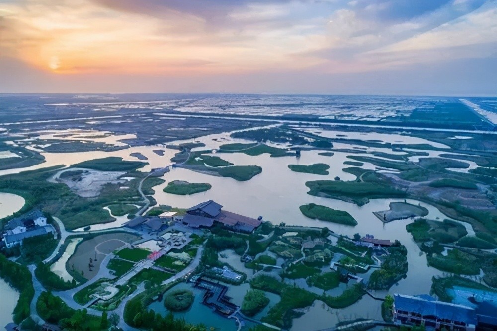 景区介绍   宁波杭州湾国家湿地公园位于杭州湾跨海大桥西侧,总