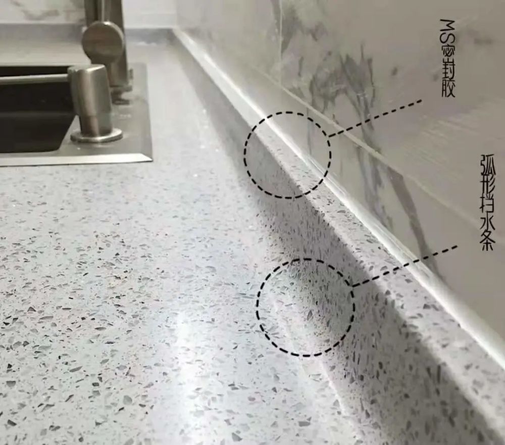 厨房台面的挡水条,默认为直角,但有一个通病,就是折角处很难清理到