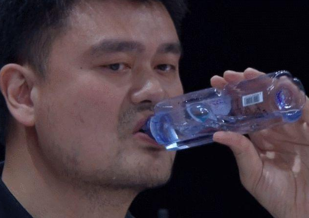 nba球星是如何喝水的?奥尼尔像在喝口服液,伊巴卡直接喝桶装水