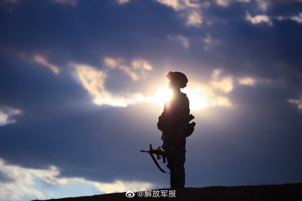 帅!夕阳下士兵剪影