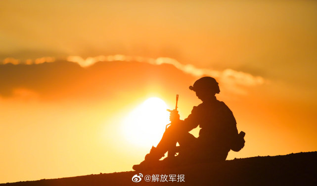 夕阳下士兵剪影