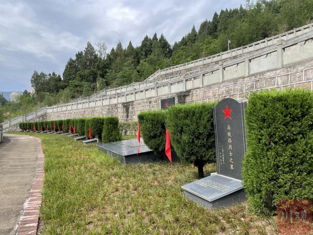 高雅明烈士原本安葬在广元市西山烈士陵园,由于西山烈士陵园在"5·12"