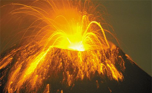 史上最大火山爆发:3万人被烧死,仅3人幸存,他们是怎么活下来的