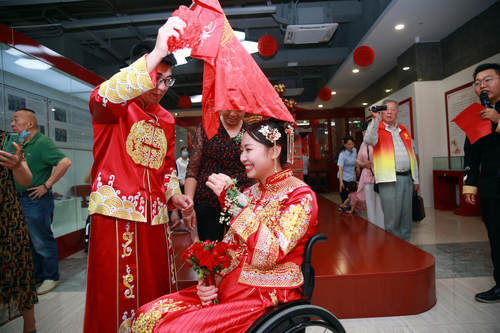 这场婚礼,我们为你买单 东阳轮椅上的姑娘今天被帅小伙娶回家