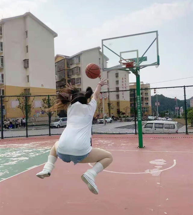 搞笑图片:宿舍女同学拼命训练,她想进学校女子篮球队.